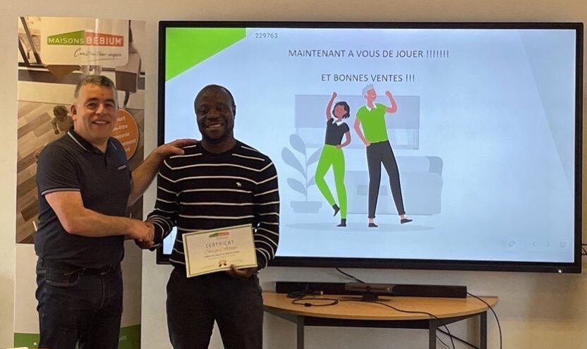 Nicolas Sannier (animateur) Serge Attebe (franchisé), remise de certificat d'intégration