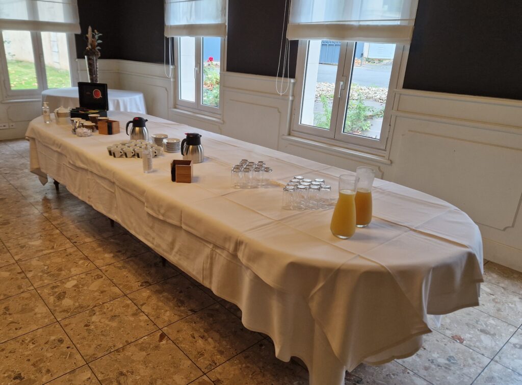 table d’accueil au château du clos de la ribaudière pour la réunion trimestrielle des franchisés maisons bebium